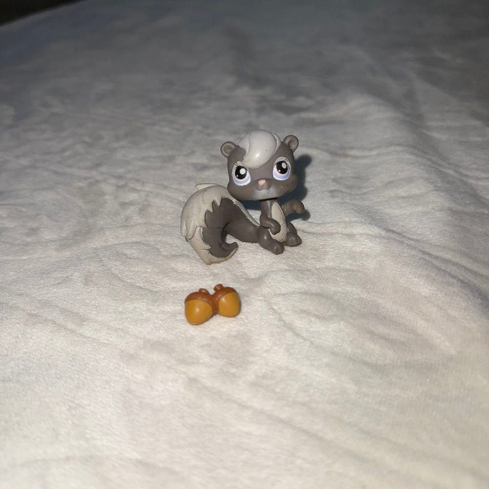Littlest Pet‎ Shop gray squirrel with nuts